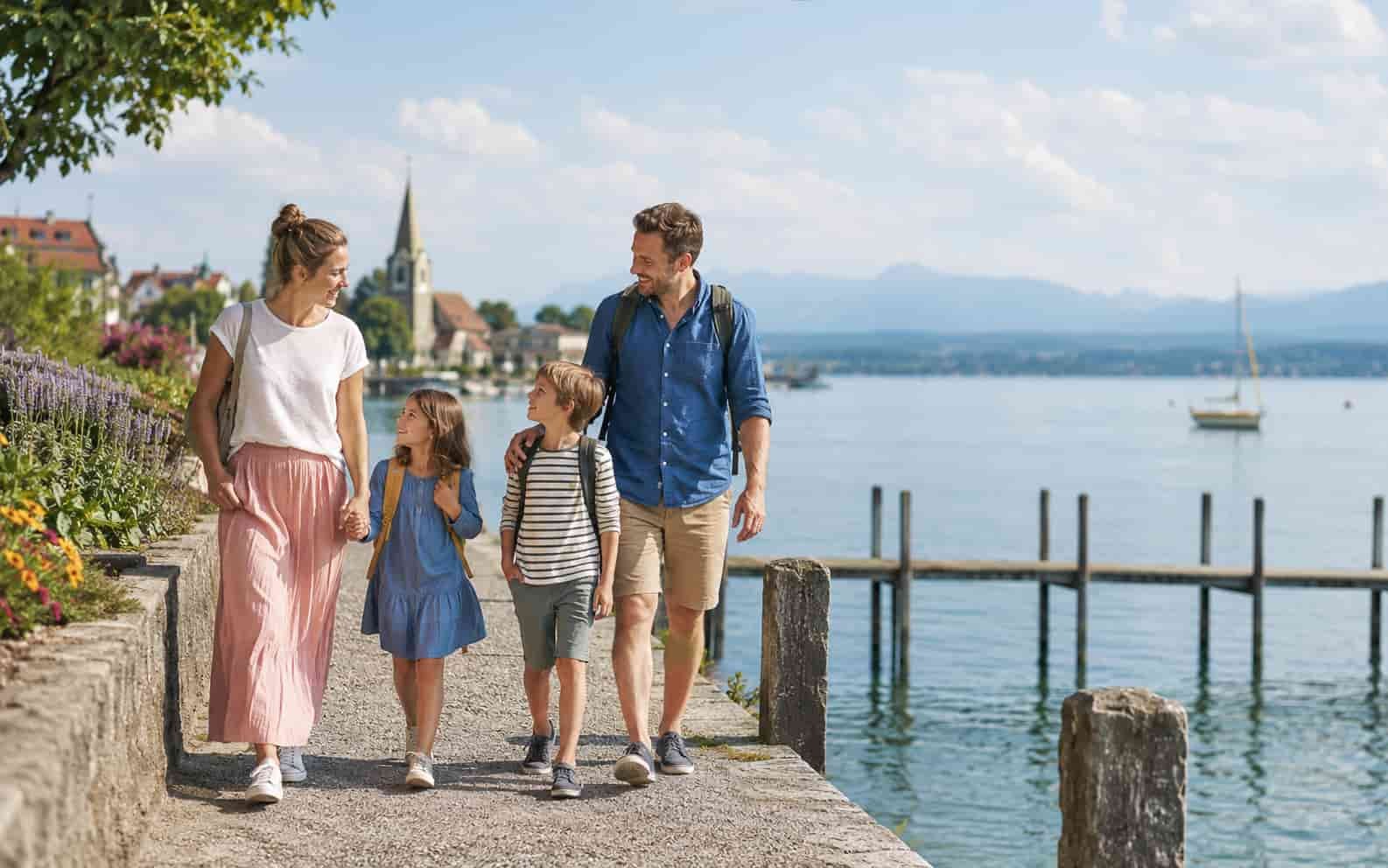 Familie an einer Uferpromenade am Bodensee in Konstanz